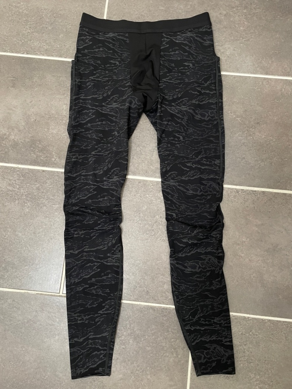 Lululemon Surge Light Tight *27" size Large
Tiger Camo Multi Black